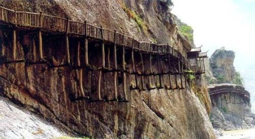 中国郭亮隧道(一个中国小山村，300人用5年时间修了一条路，现都说这是一个奇迹)