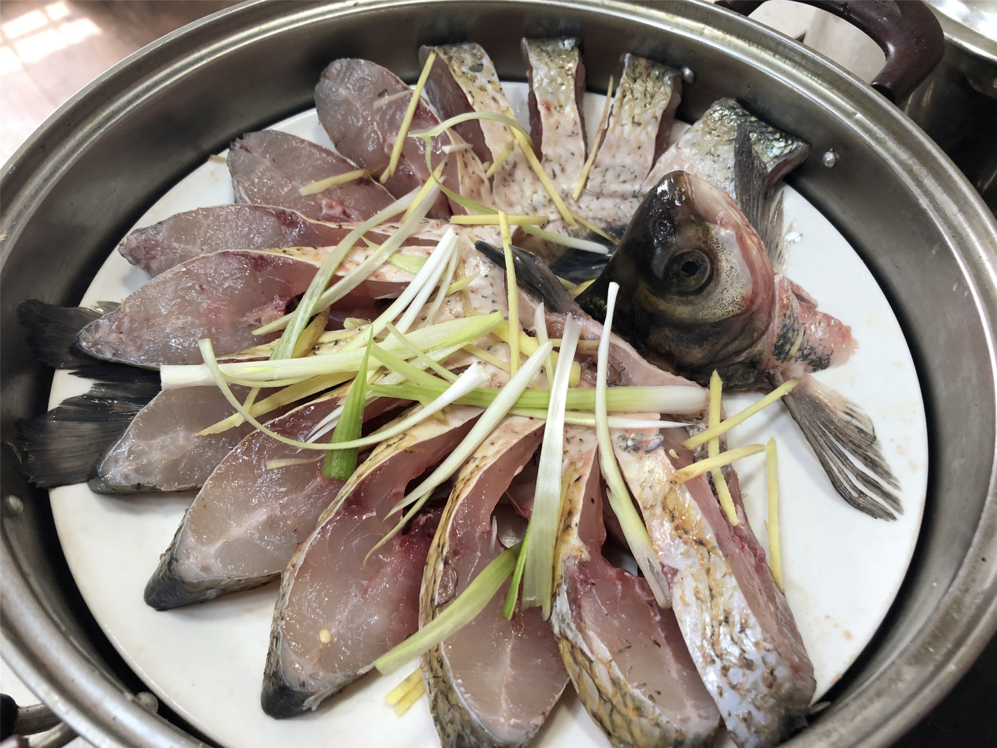 凤尾鱼怎么做好吃(2道适合过节吃的菜，孔雀鱼和电饭煲卤全鸡，好吃还能撑场面)