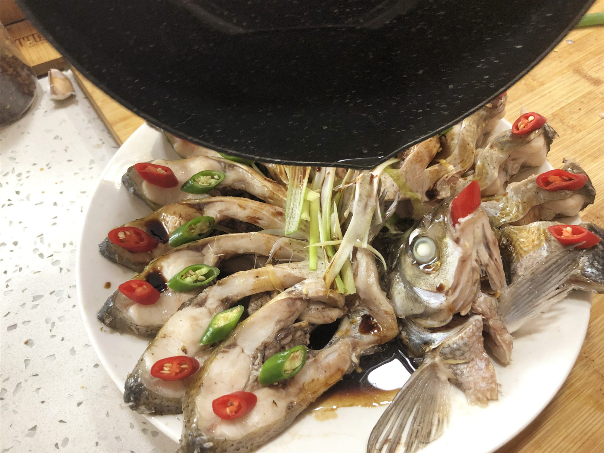 凤尾鱼怎么做好吃(2道适合过节吃的菜，孔雀鱼和电饭煲卤全鸡，好吃还能撑场面)