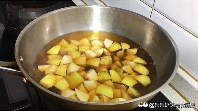 梨水怎么熬(秋季干燥易上火，可以多喝这碗秋梨水，简单易学，学会做给家人喝)